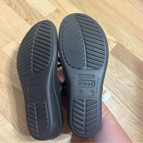 Crocs Sanrah Sandals NWT Sz 7 Black Silver Medallion Women’s Shoes - Picture 5 of 5